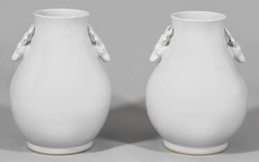 Paar große Blanc de Chine-Vasen mit Hirschköpfen