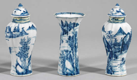 Drei Blauweiß-Vasen mit Flußlandschaft - фото 1