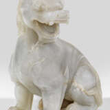 Große Jade-Skulptur eines Tempelwächter-Löwen - Foto 1