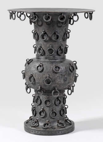 Chinesische Gu-Form-Vase mit Ringen - фото 1