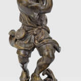 Japanische Bronze-Figur eines Pilgers - Foto 1