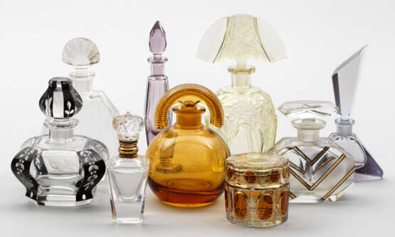 Sammlung von acht Parfumflakons und einer Zierdose - фото 1