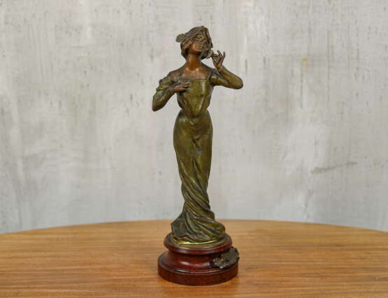 Statuette „Antike Statuette Mädchen mit einer Blume“, Porzellan, Siehe Beschreibung, 1930 - Foto 1