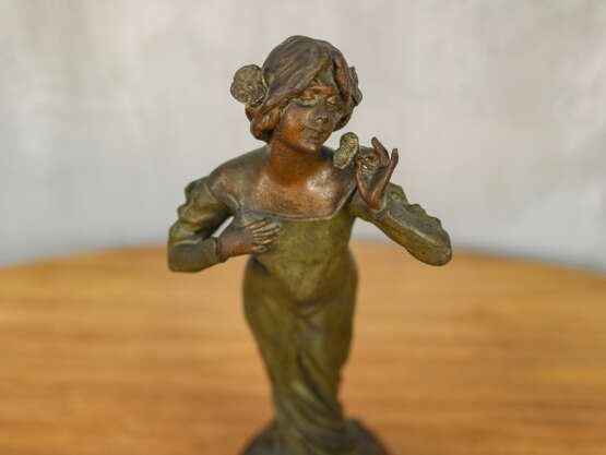 Statuette „Antike Statuette Mädchen mit einer Blume“, Porzellan, Siehe Beschreibung, 1930 - Foto 2