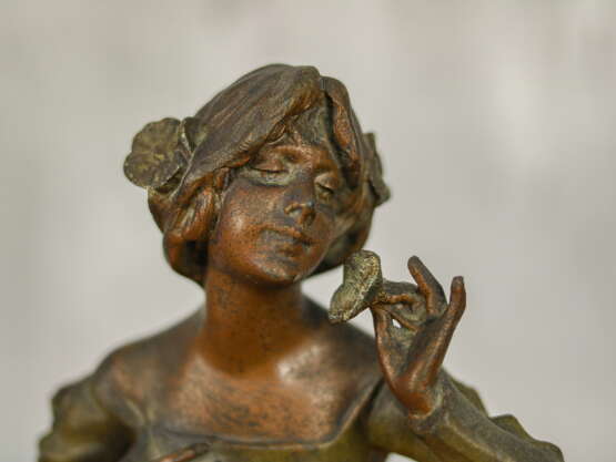 Statuette „Antike Statuette Mädchen mit einer Blume“, Porzellan, Siehe Beschreibung, 1930 - Foto 3