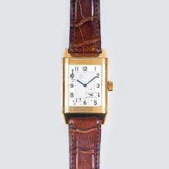 Grande montre-bracelet pour homme &#39;Reverso&#39; en or jaune avec date et réserve de marche