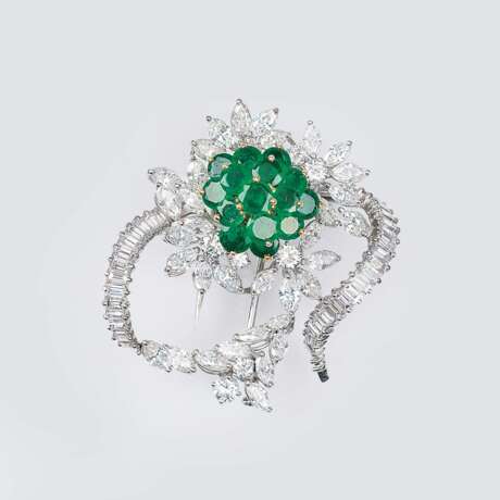 Juwelier Wilm. Hochkarätige Vintage Blüten-Brosche mit Smaragd- und Diamant-Besatz - Foto 1