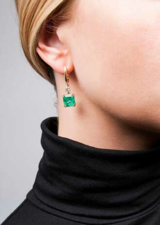 Paar hochfeiner Smaragd-Brillant-Ohrringe - Foto 2
