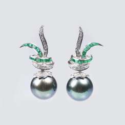 Paar Tahiti-Perlen-Ohrringe mit Brillanten und Smaragden