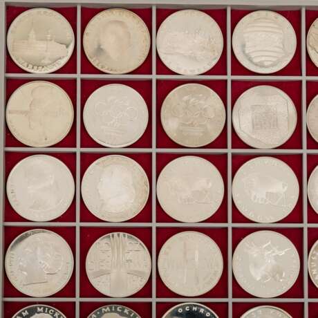 Polen - Tableau mit 64 Münzen, darunter einige Proben, - фото 2
