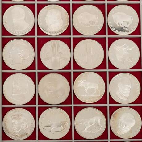 Polen - Tableau mit 64 Münzen, darunter einige Proben, - photo 3