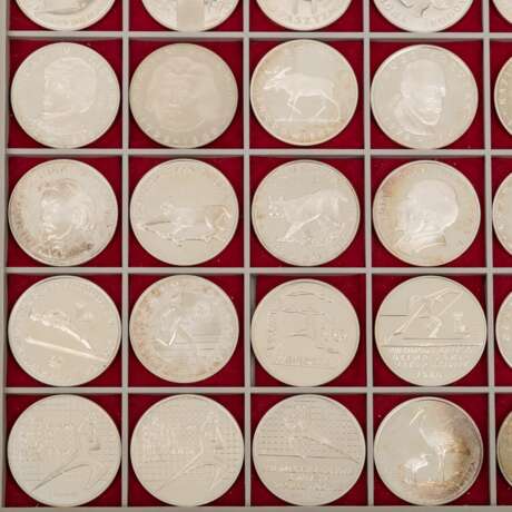 Polen - Tableau mit 64 Münzen, darunter einige Proben, - Foto 4