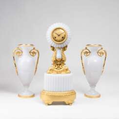Seltene Opalin-Bronze-Garnitur mit Pendule und Vasen-Paar