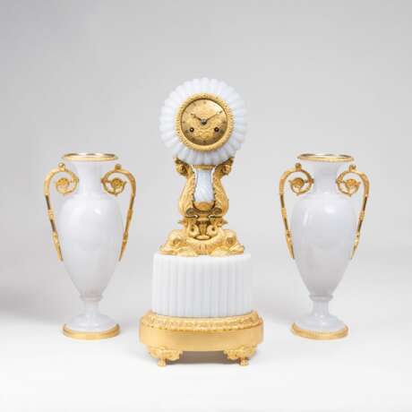 Pierre-Philippe Thomire. Seltene Opalin-Bronze-Garnitur mit Pendule und Vasen-Paar - photo 1