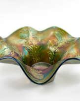 Сервировочная вазочка "Holly". США, Fenton, карнавальное стекло, ручная работа, 1907-1920г Сервировочная вазочка "Holly". США, Fenton, карнавальное стекло, ручная работа, 1907-1920г