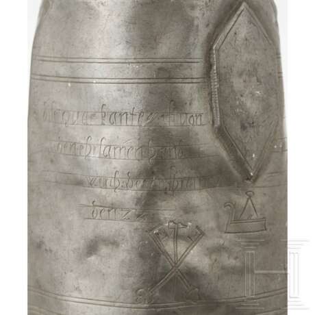 Zunftflasche und fünf Kaffeekännchen aus Zinn, süddeutsch, 18./frühes 19. Jahrhundert - Foto 3