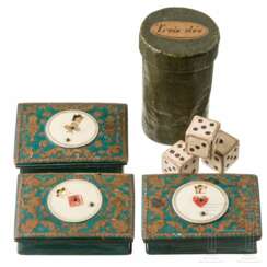 Drei Kartenspielboxen und ein Pappbecher mit Pappwürfeln, Westeuropa, 18. Jahrhundert