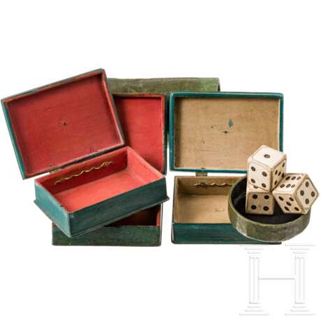 Drei Kartenspielboxen und ein Pappbecher mit Pappwürfeln, Westeuropa, 18. Jahrhundert - photo 2