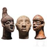 Drei Terrakottaköpfe aus Nigeria, darunter einer im Ife-Stil - фото 1