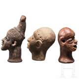 Drei Terrakottaköpfe aus Nigeria, darunter einer im Ife-Stil - photo 2