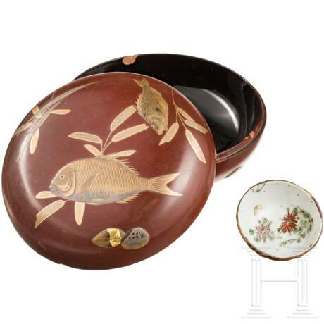 Runde Lackdose und Porzellan-Teeschale, Japan, Meiji-Periode bzw. China - фото 1
