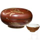 Runde Lackdose und Porzellan-Teeschale, Japan, Meiji-Periode bzw. China - Foto 2