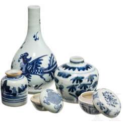 Drei kleine Vasen und zwei Döschen mit weiß-blauer Dekoration, China, 16. - 17. Jahrhundert