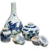 Drei kleine Vasen und zwei Döschen mit weiß-blauer Dekoration, China, 16. - 17. Jahrhundert - фото 1