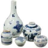 Drei kleine Vasen und zwei Döschen mit weiß-blauer Dekoration, China, 16. - 17. Jahrhundert - Foto 2