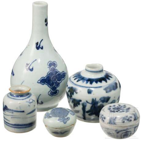 Drei kleine Vasen und zwei Döschen mit weiß-blauer Dekoration, China, 16. - 17. Jahrhundert - photo 2