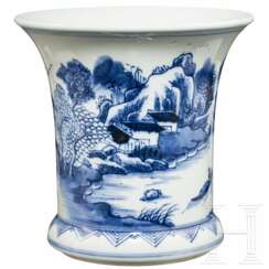 Kleine Gu-Vase mit Landschaftsszene blau auf weiß, China, späte Qing-Zeit