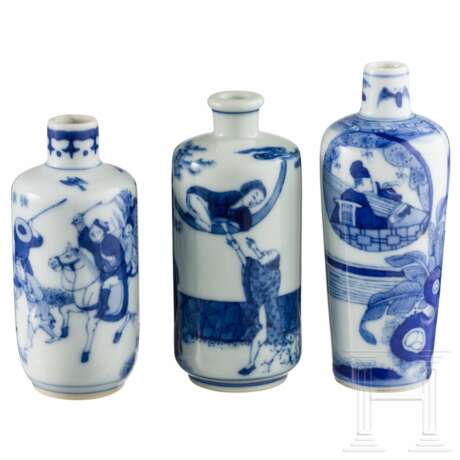 Drei elegante weiß-blaue Miniaturvasen mit Kangxi-Marken, China, Anfang 20. Jahrhundert - фото 1