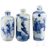 Drei elegante weiß-blaue Miniaturvasen mit Kangxi-Marken, China, Anfang 20. Jahrhundert - photo 2