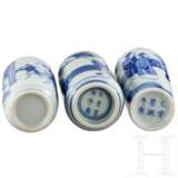 Drei elegante weiß-blaue Miniaturvasen mit Kangxi-Marken, China, Anfang 20. Jahrhundert - Foto 3