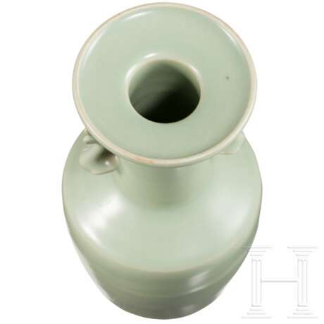 Kleine Longquan-glasierte Kinuta-Vase, Mitte 20. Jahrhundert - Foto 3