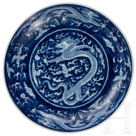 Blau-weißer Drachenteller mit Kangxi-Marke, China, 20. Jahrhundert - photo 1