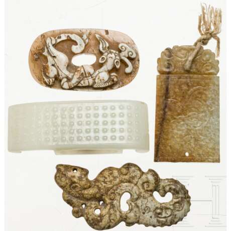 Vier Jadeschnitzereien im archaischen Stil, China, 19. Jahrhundert - photo 1