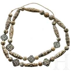 Eine schöne Amulett-Halskette aus Bandachat-Perlen (Chung Dzi), China 