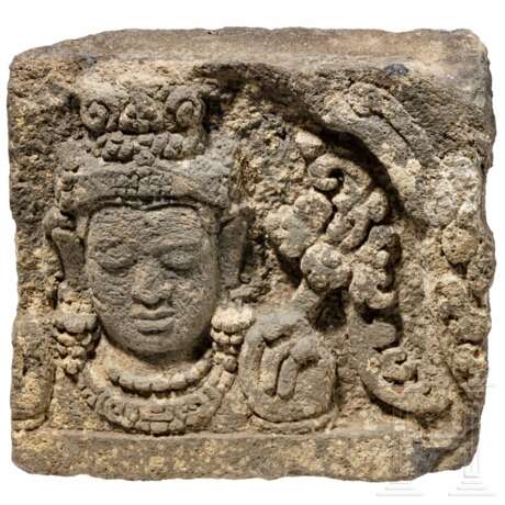 Kopf eines Bodhisattva mit Krone und Schmuck, Andesit, Königreich Java, 8./9. Jahrhundert - Foto 1