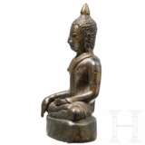 Kleine Skulptur eines sitzenden Buddhas, Thailand, wohl 18. Jahrhundert - фото 2