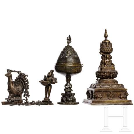 Vier Bronzeobjekte, Indien/Nepal, 20. Jahrhundert - photo 1