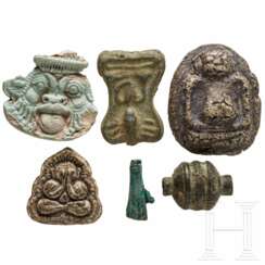 Fünf Amulettanhänger und eine Bronzeperle, altägyptisch, 2. - 1. Jahrtausend vor Christus