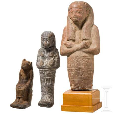 Zwei Ushebtis und ein thronender Anubis, Terracotta, altägyptisch, 2. - 1. Jahrtausend vor Christus - фото 1
