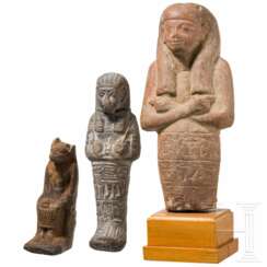 Zwei Ushebtis und ein thronender Anubis, Terracotta, altägyptisch, 2. - 1. Jahrtausend vor Christus
