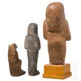 Zwei Ushebtis und ein thronender Anubis, Terracotta, altägyptisch, 2. - 1. Jahrtausend vor Christus - фото 2