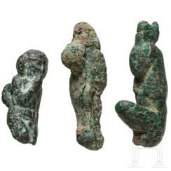 Drei Miniatur-Bronzeanhänger mit Gottheiten, altägyptisch, 2. - 1. Jahrtausend vor Christus