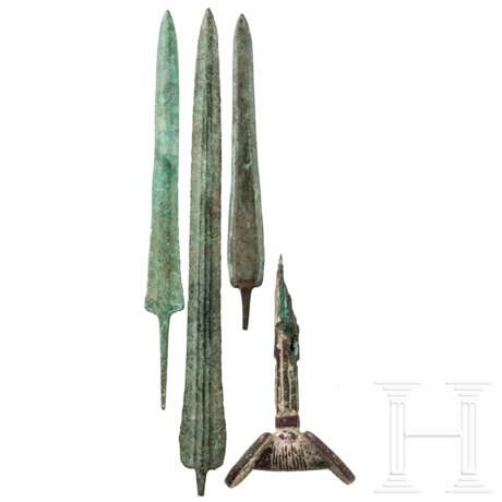 Zwei Griffangeldolche, ein Griffangelschwert und ein Schwertgriff, Luristan, Westiran, ca. 1800 - 800 vor Christus - Foto 2