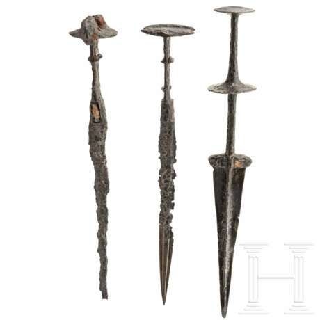 Drei Scheibenknaufdolche, Eisen, Luristan, 9. - 8. Jahrhundert vor Christus - фото 1