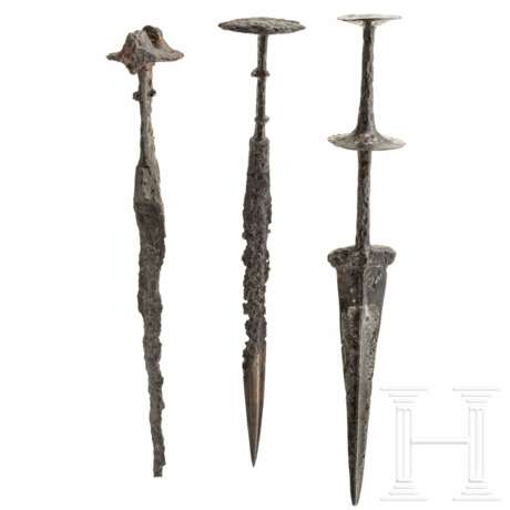 Drei Scheibenknaufdolche, Eisen, Luristan, 9. - 8. Jahrhundert vor Christus - фото 2