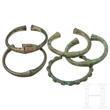 Zwei Paar Bronzearmreife und ein Noppenarmreif, Luristan, Westiran, 2. - 1. Jahrtausend vor Christus - Foto 1